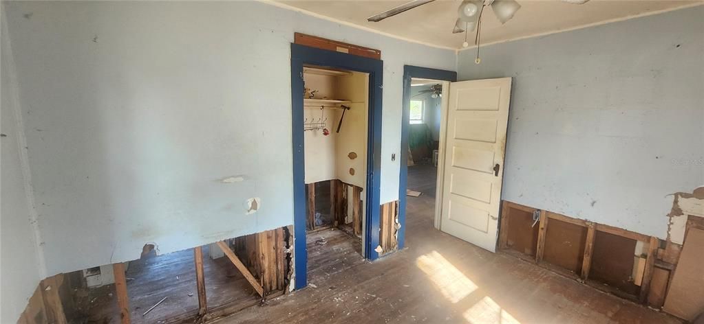 For Sale: $120,000 (2 beds, 1 baths, 745 Square Feet)