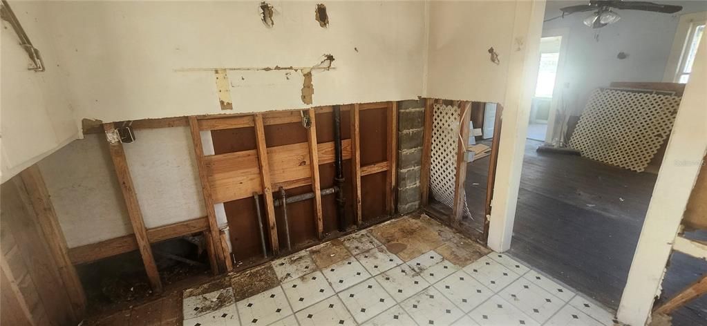 For Sale: $120,000 (2 beds, 1 baths, 745 Square Feet)