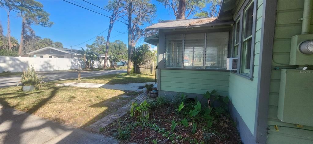 For Sale: $120,000 (2 beds, 1 baths, 745 Square Feet)