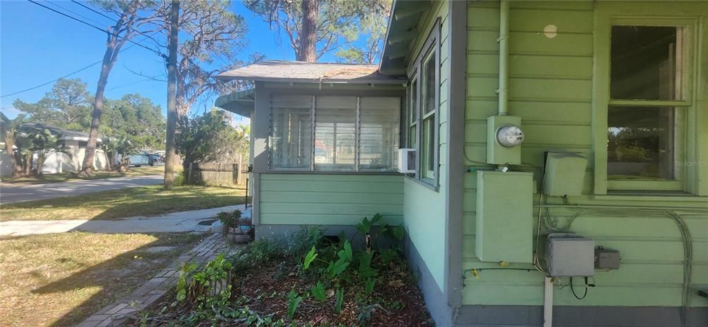 For Sale: $120,000 (2 beds, 1 baths, 745 Square Feet)