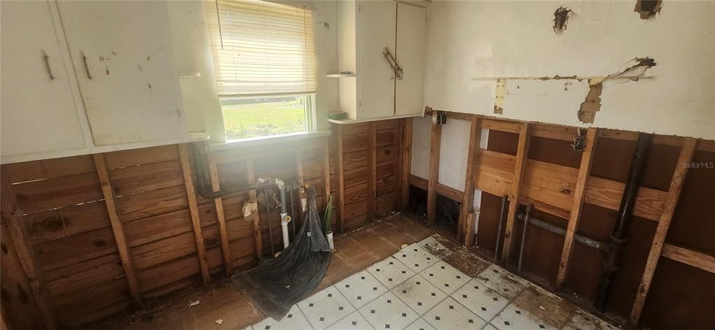 For Sale: $120,000 (2 beds, 1 baths, 745 Square Feet)