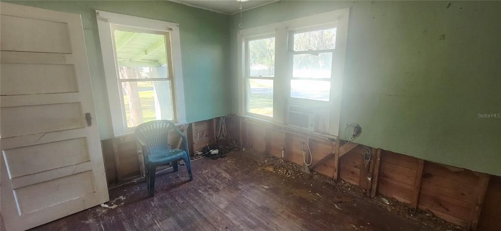 For Sale: $120,000 (2 beds, 1 baths, 745 Square Feet)