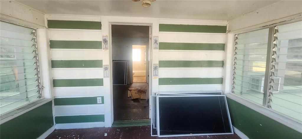 For Sale: $120,000 (2 beds, 1 baths, 745 Square Feet)