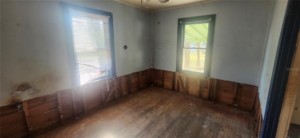 For Sale: $120,000 (2 beds, 1 baths, 745 Square Feet)