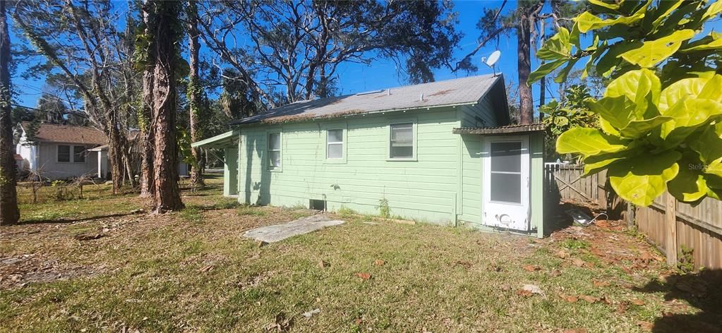 For Sale: $120,000 (2 beds, 1 baths, 745 Square Feet)