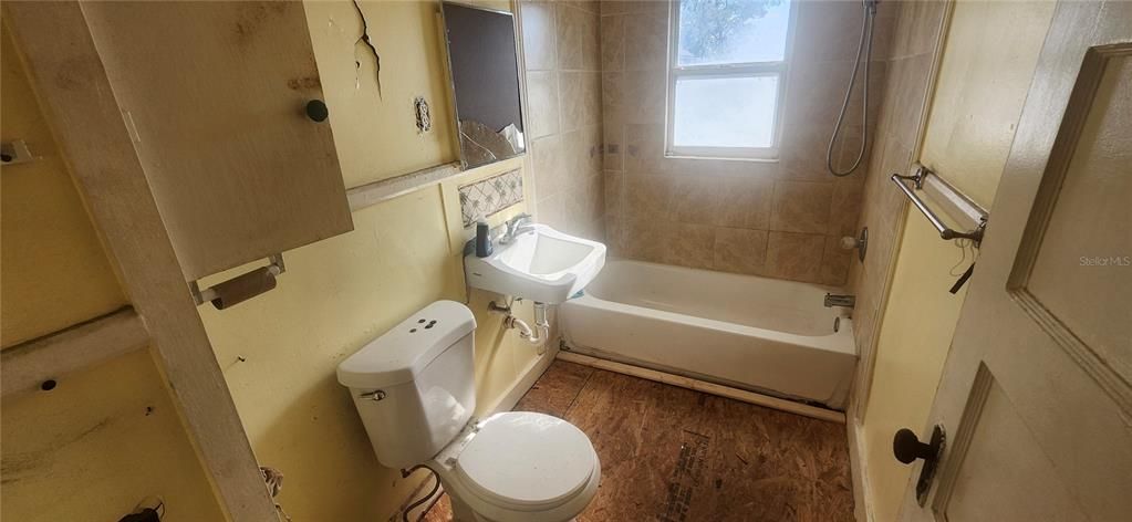 For Sale: $120,000 (2 beds, 1 baths, 745 Square Feet)