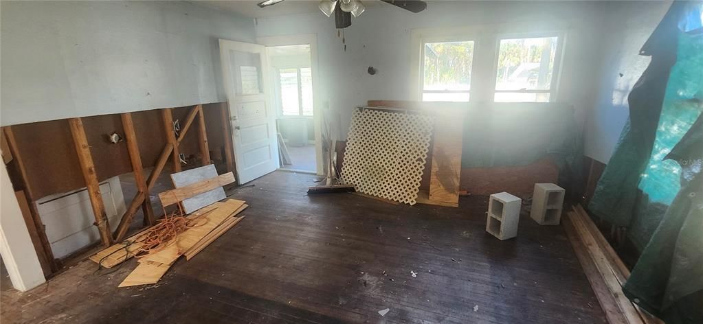 For Sale: $120,000 (2 beds, 1 baths, 745 Square Feet)