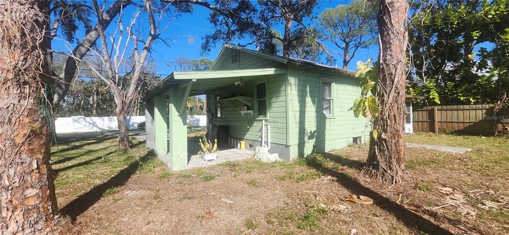 For Sale: $120,000 (2 beds, 1 baths, 745 Square Feet)