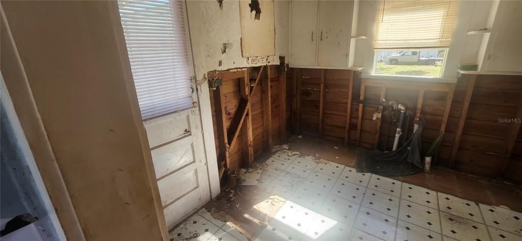 For Sale: $120,000 (2 beds, 1 baths, 745 Square Feet)