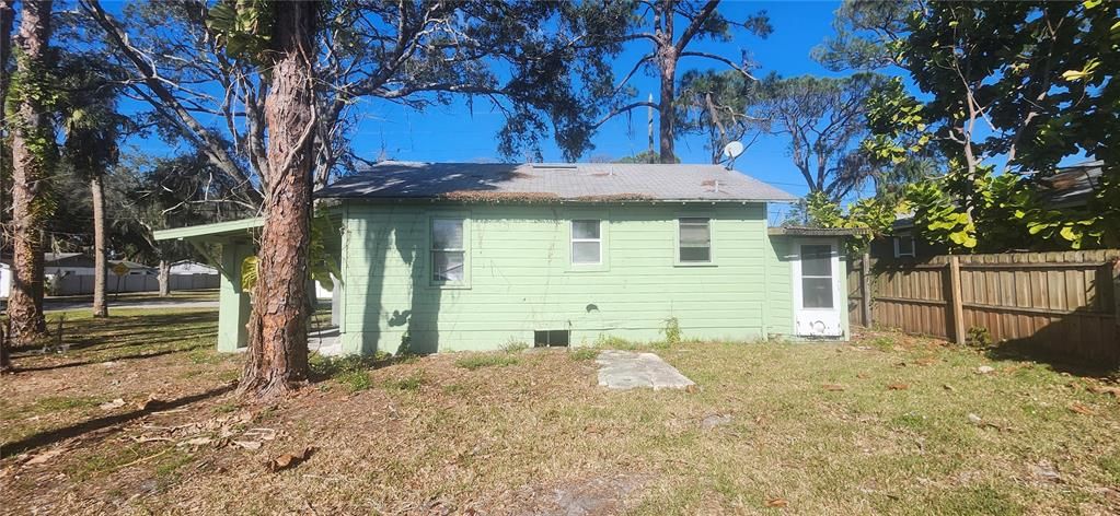 For Sale: $120,000 (2 beds, 1 baths, 745 Square Feet)