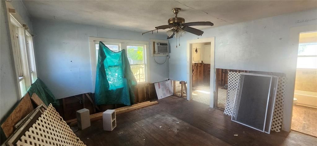 For Sale: $120,000 (2 beds, 1 baths, 745 Square Feet)