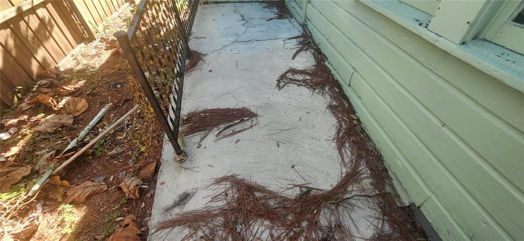 For Sale: $120,000 (2 beds, 1 baths, 745 Square Feet)