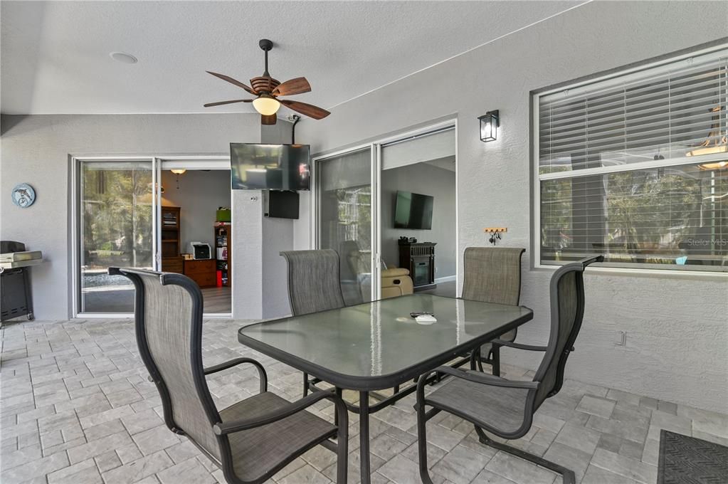 Под контрактом: $729,000 (4 спален, 3 ванн, 3221 Квадратных фут)