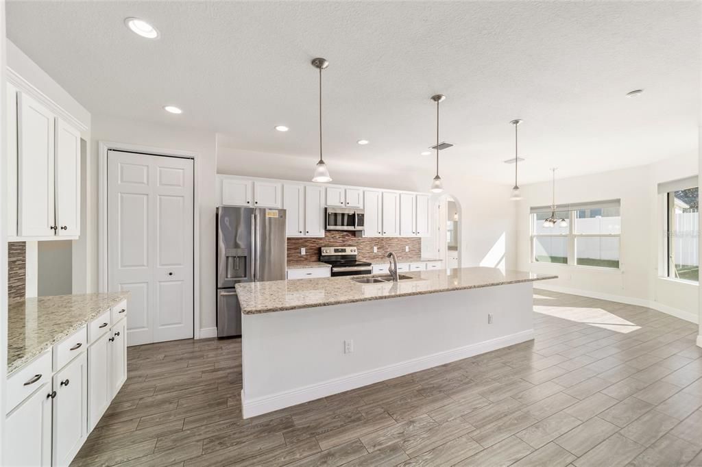 На продажу: $419,900 (3 спален, 3 ванн, 2592 Квадратных фут)