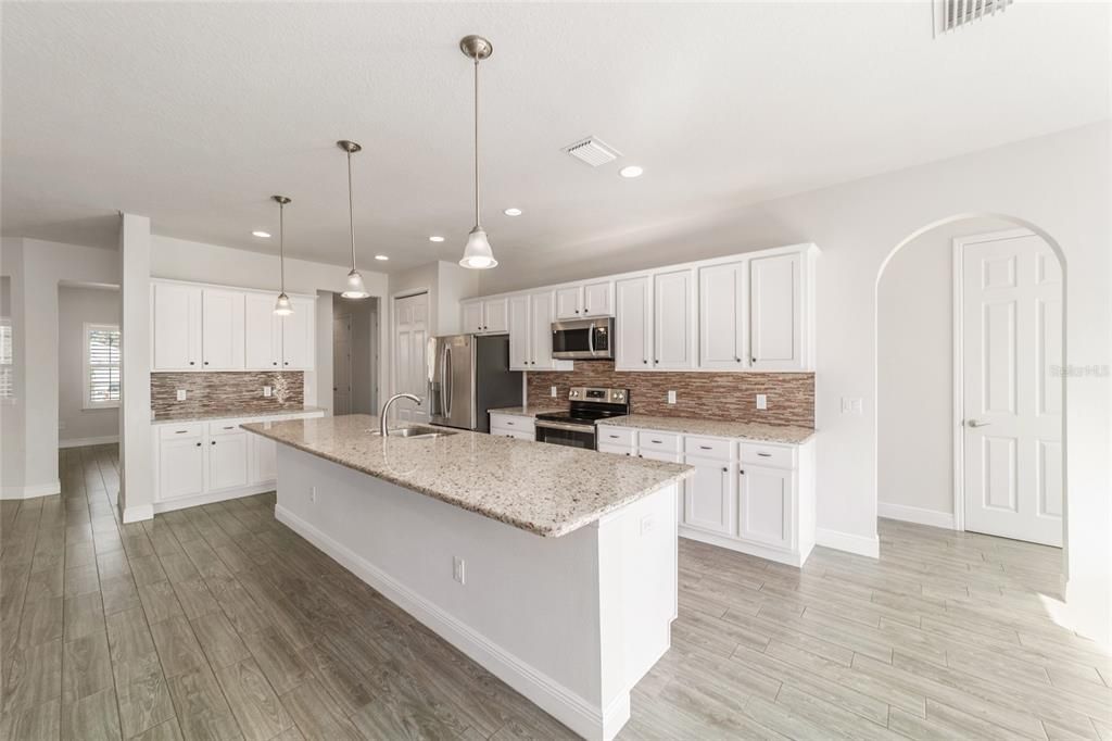 На продажу: $419,900 (3 спален, 3 ванн, 2592 Квадратных фут)