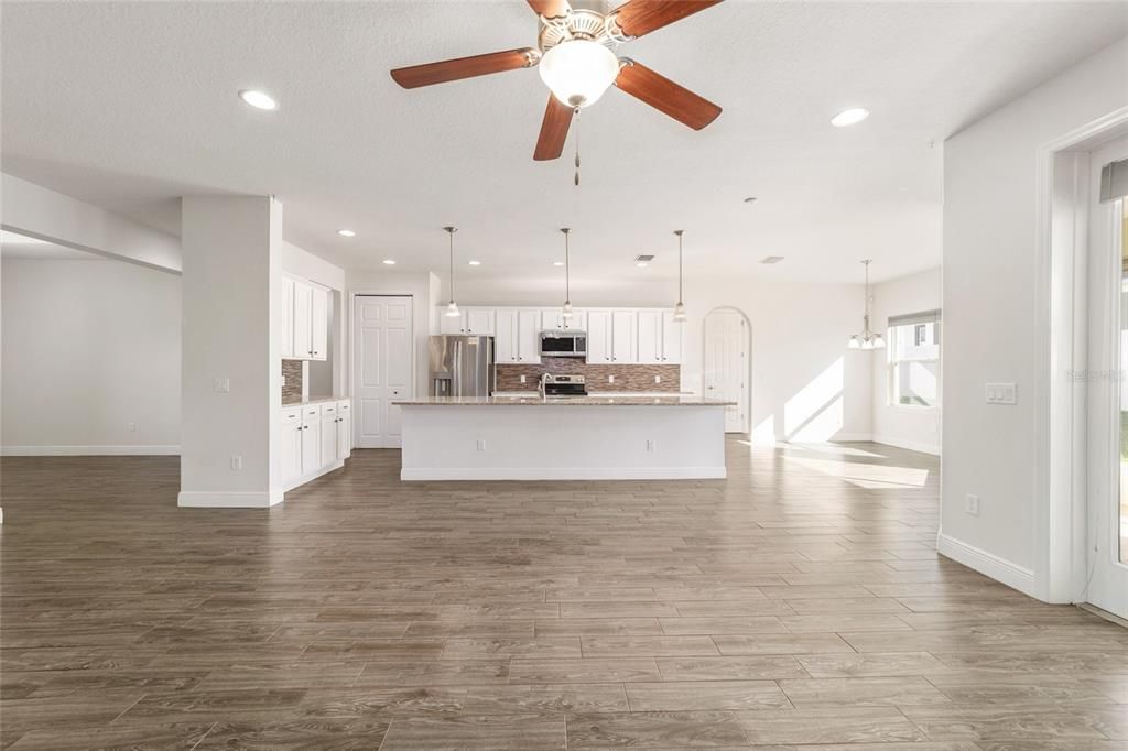 На продажу: $419,900 (3 спален, 3 ванн, 2592 Квадратных фут)