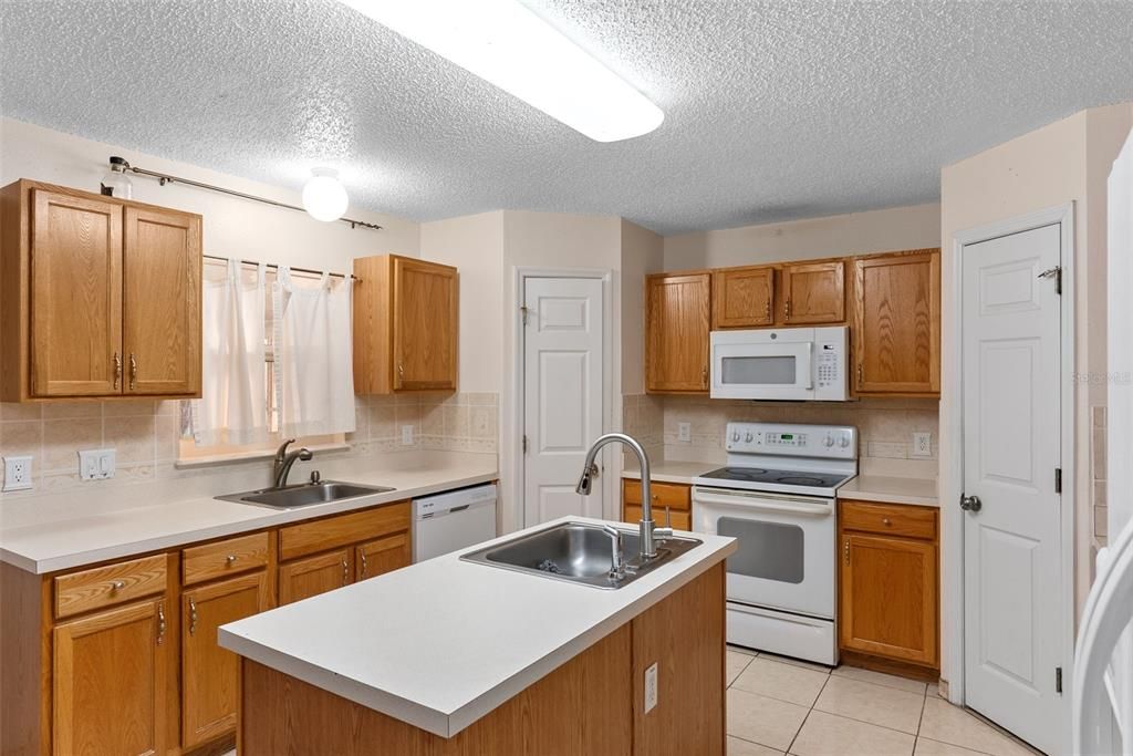 En Venta: $395,900 (4 camas, 2 baños, 3628 Pies cuadrados)