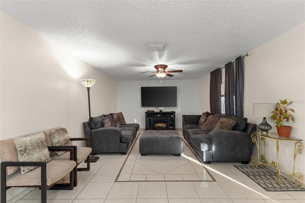 En Venta: $395,900 (4 camas, 2 baños, 3628 Pies cuadrados)