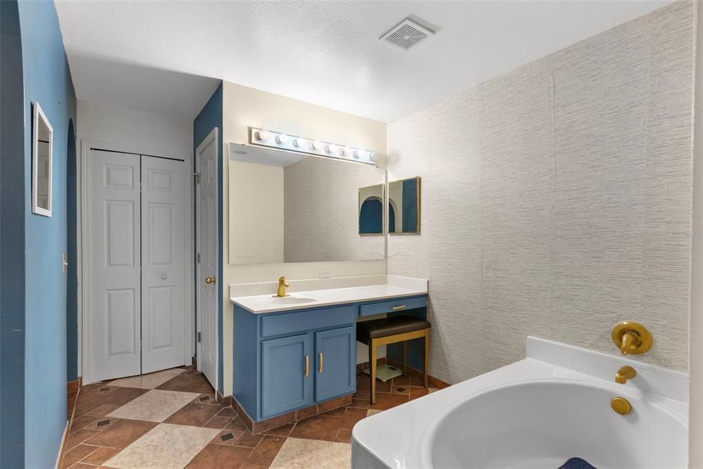 En Venta: $395,900 (4 camas, 2 baños, 3628 Pies cuadrados)