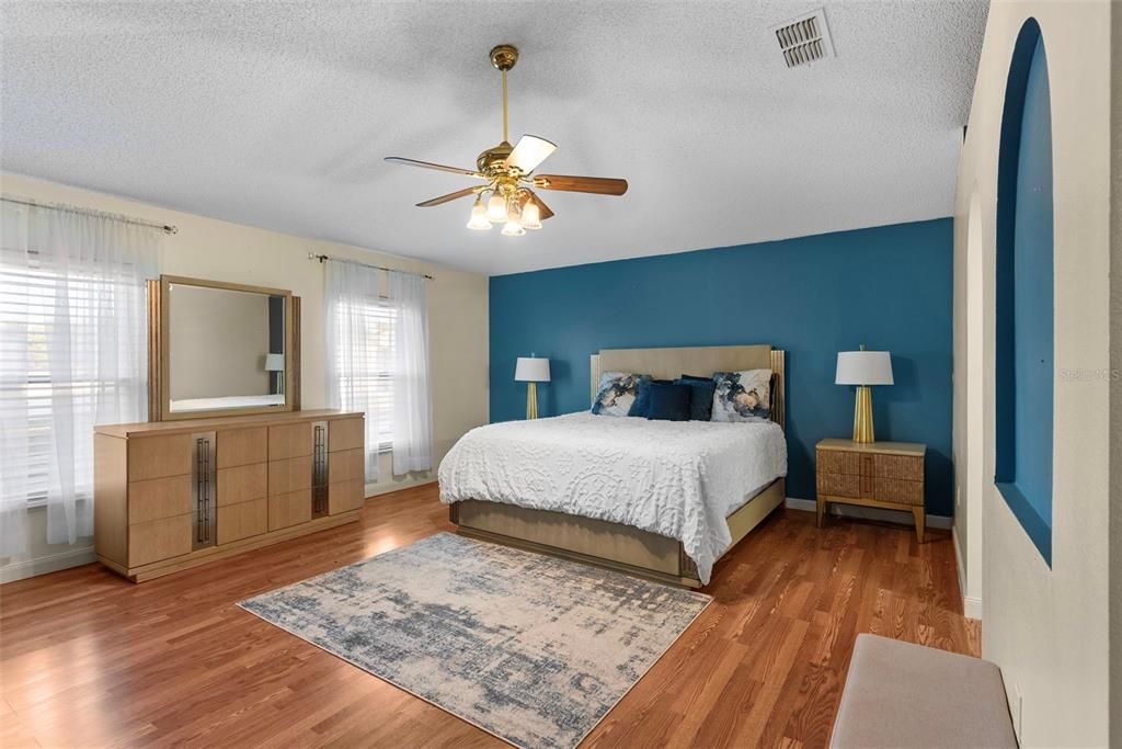 En Venta: $395,900 (4 camas, 2 baños, 3628 Pies cuadrados)