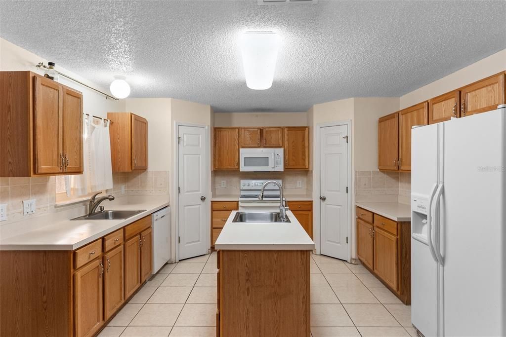 En Venta: $395,900 (4 camas, 2 baños, 3628 Pies cuadrados)