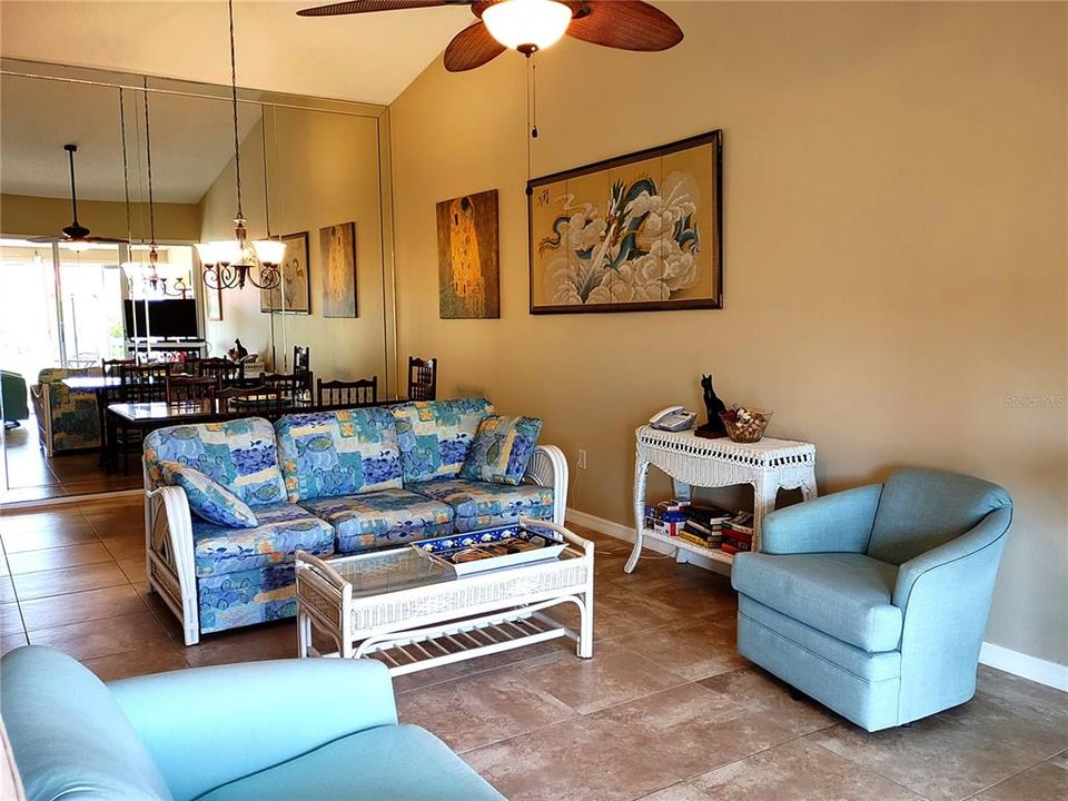 На продажу: $325,000 (2 спален, 2 ванн, 1292 Квадратных фут)