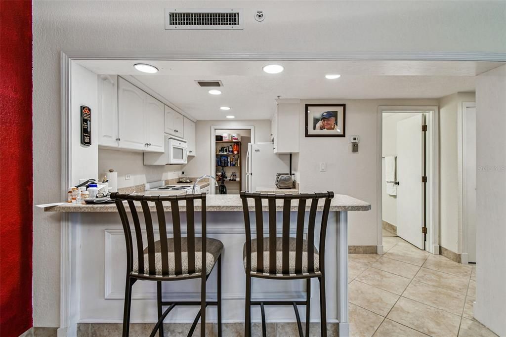 待售: $229,900 (1 贝兹, 1 浴室, 825 平方英尺)