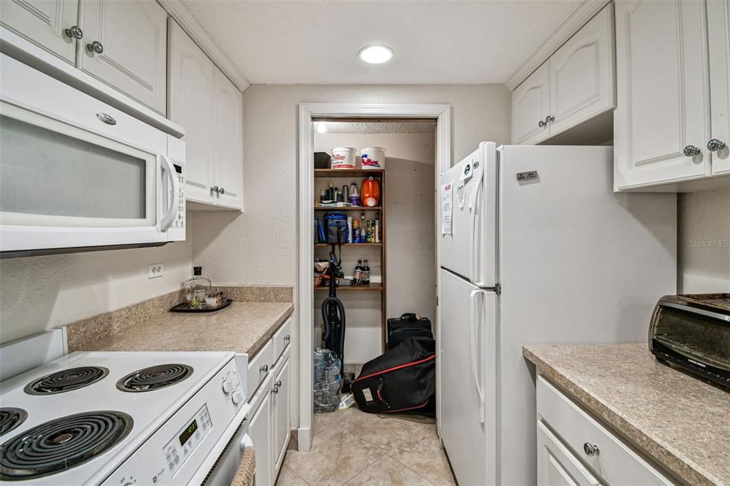 待售: $229,900 (1 贝兹, 1 浴室, 825 平方英尺)