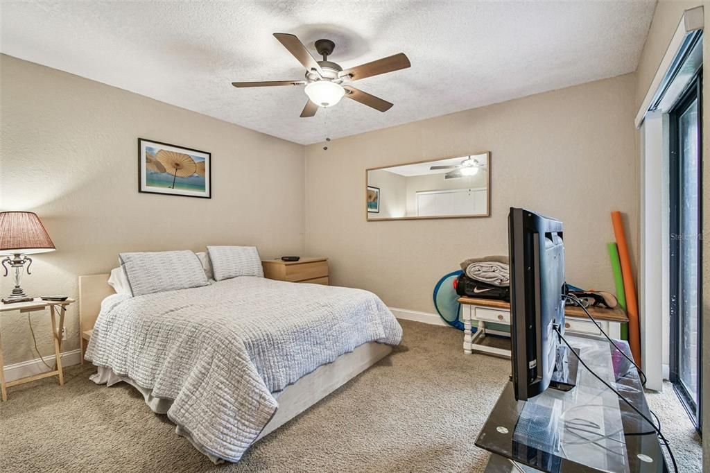 待售: $229,900 (1 贝兹, 1 浴室, 825 平方英尺)