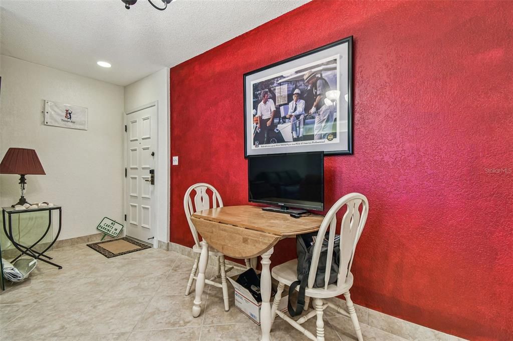 待售: $229,900 (1 贝兹, 1 浴室, 825 平方英尺)