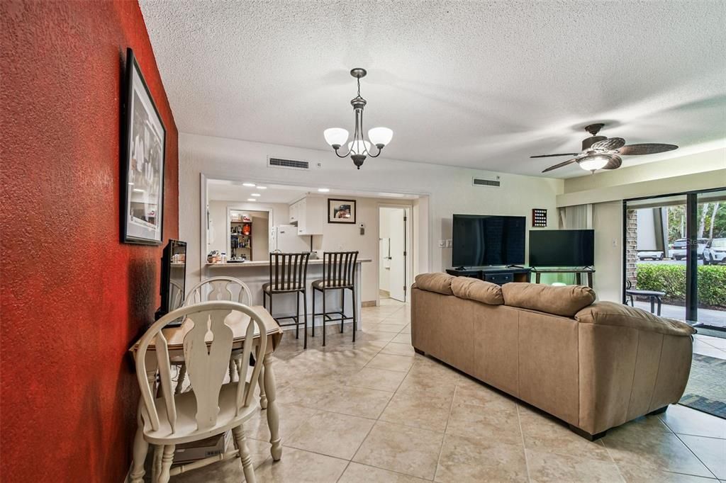 待售: $229,900 (1 贝兹, 1 浴室, 825 平方英尺)