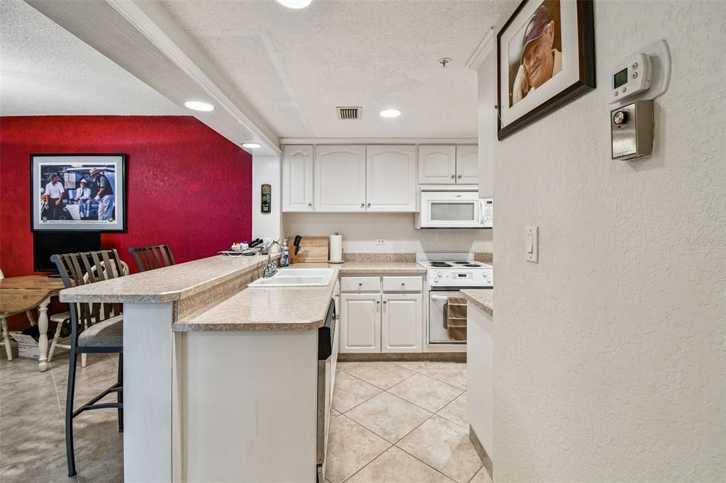 待售: $229,900 (1 贝兹, 1 浴室, 825 平方英尺)