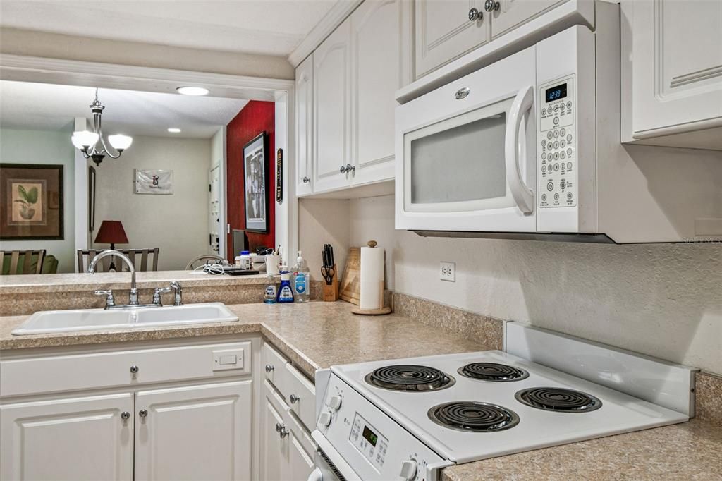 待售: $229,900 (1 贝兹, 1 浴室, 825 平方英尺)