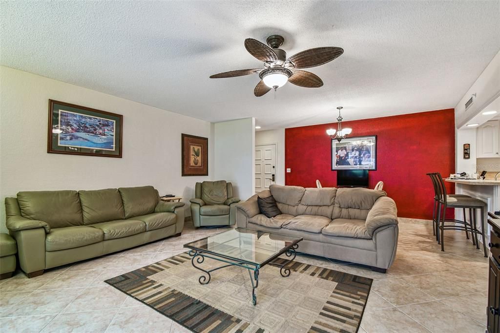 待售: $229,900 (1 贝兹, 1 浴室, 825 平方英尺)