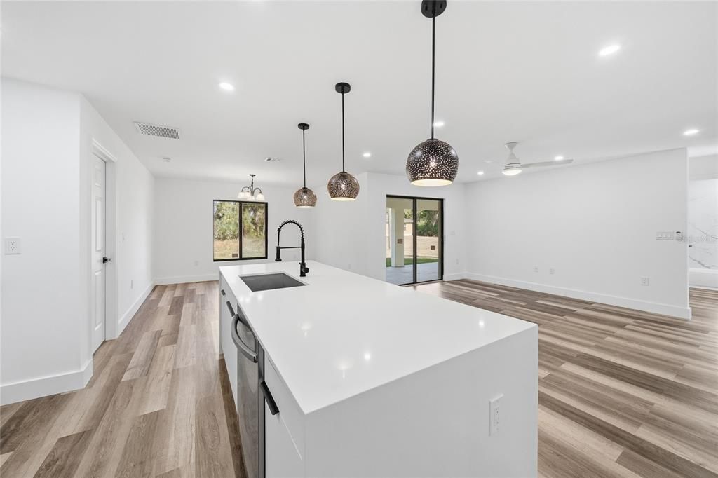 For Sale: $375,000 (3 beds, 2 baths, 1521 Square Feet)