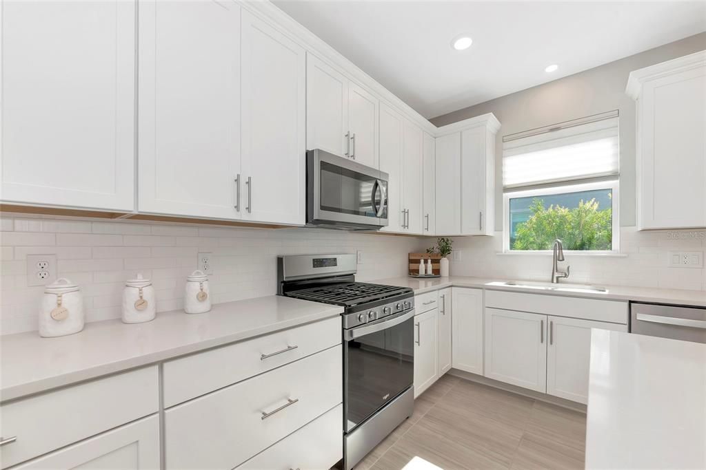 На продажу: $574,000 (2 спален, 2 ванн, 1687 Квадратных фут)