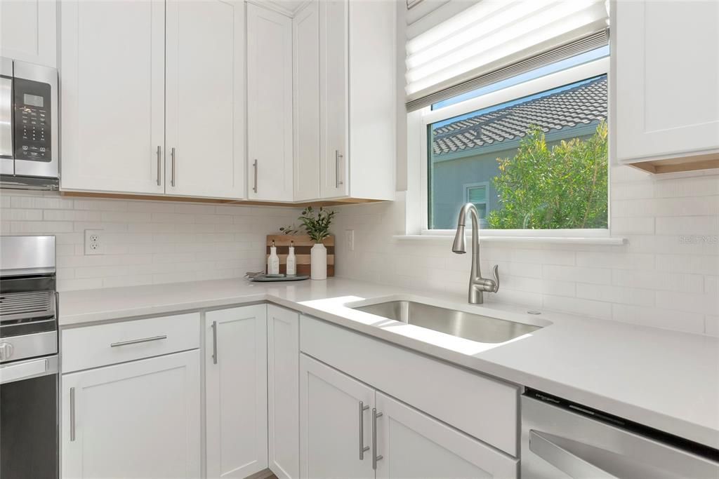 На продажу: $574,000 (2 спален, 2 ванн, 1687 Квадратных фут)