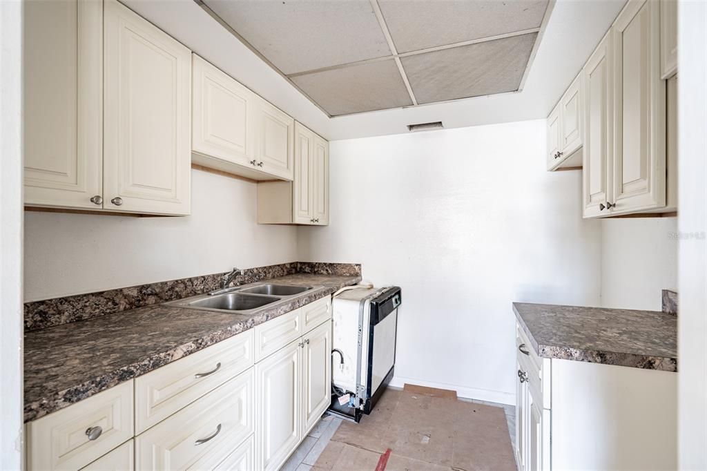 For Sale: $85,000 (2 beds, 2 baths, 938 Square Feet)