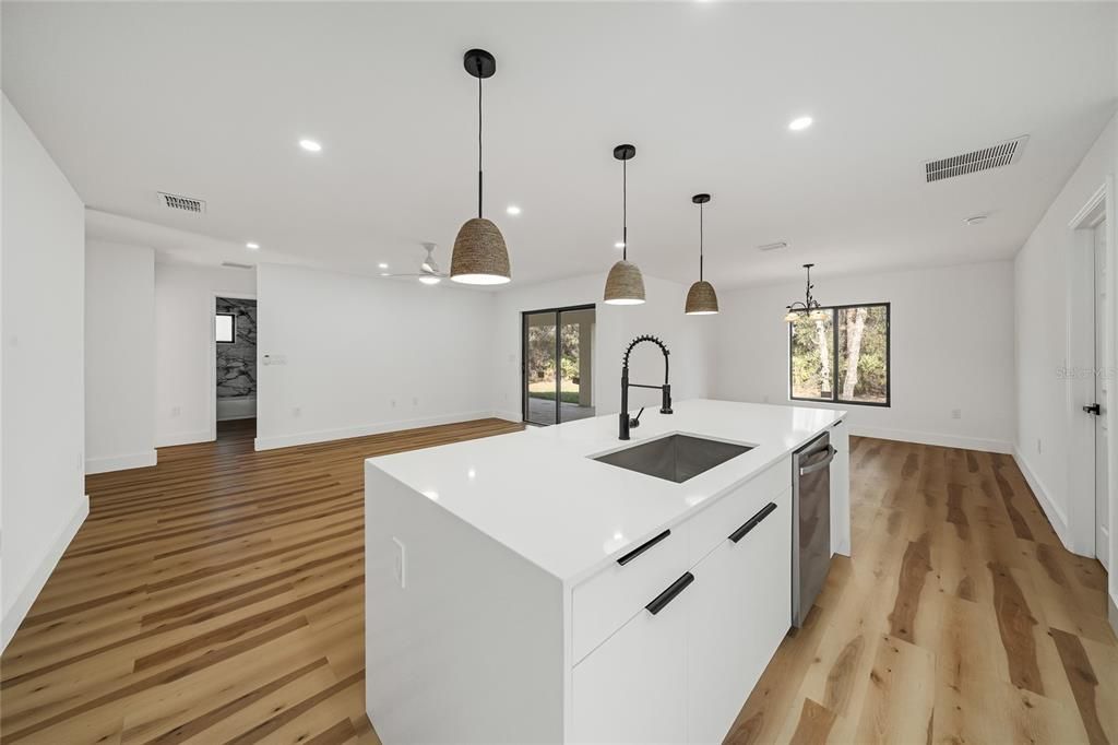 For Sale: $375,000 (3 beds, 2 baths, 1521 Square Feet)