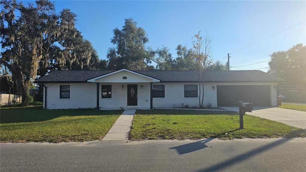 For Sale: $450,000 (3 beds, 2 baths, 1564 Square Feet)