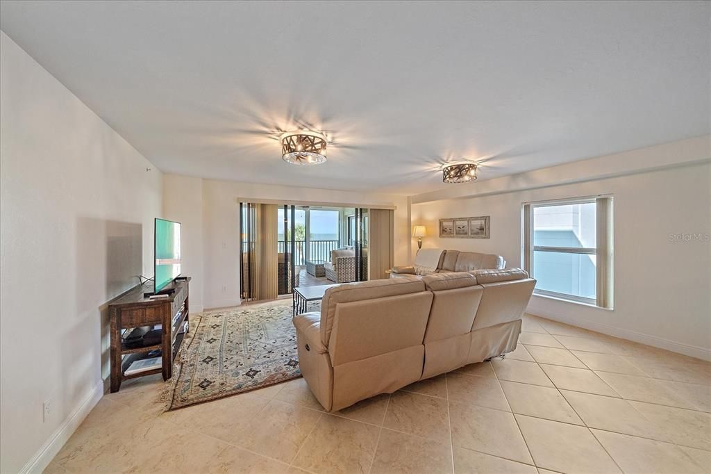 En Venta: $1,399,900 (3 camas, 2 baños, 2639 Pies cuadrados)