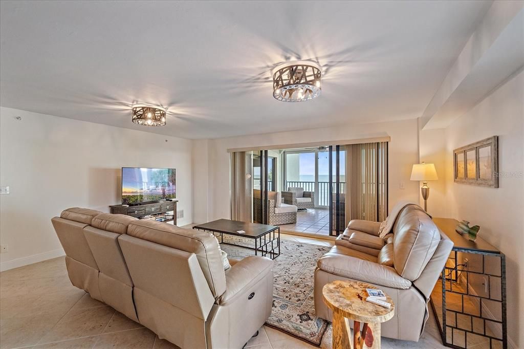 En Venta: $1,399,900 (3 camas, 2 baños, 2639 Pies cuadrados)