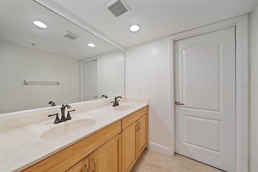 En Venta: $1,399,900 (3 camas, 2 baños, 2639 Pies cuadrados)