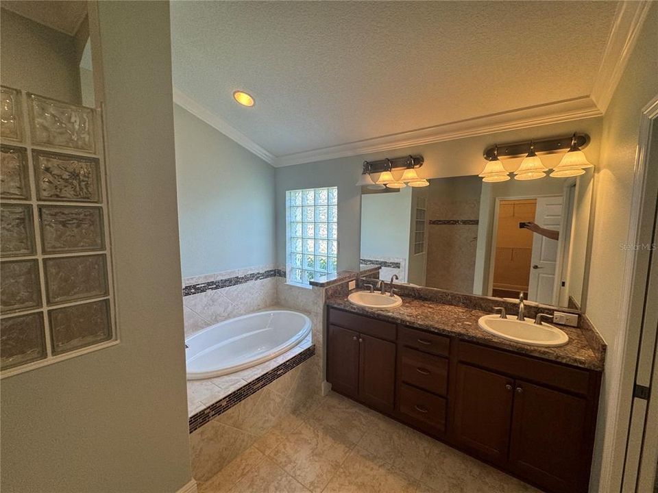 For Rent: $2,700 (3 beds, 2 baths, 1965 Square Feet)