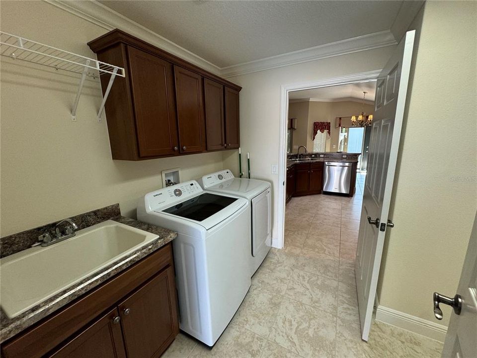 For Rent: $2,700 (3 beds, 2 baths, 1965 Square Feet)