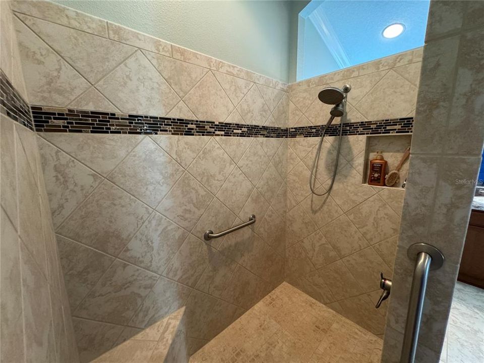 For Rent: $2,700 (3 beds, 2 baths, 1965 Square Feet)