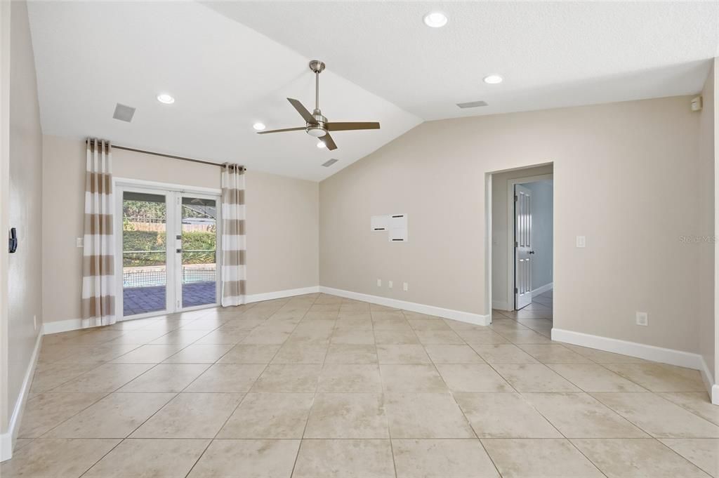 En Venta: $630,000 (4 camas, 3 baños, 2045 Pies cuadrados)