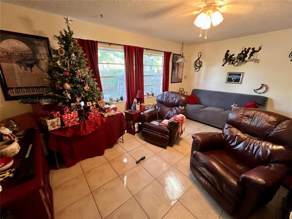 En Venta: $370,000 (6 camas, 0 baños, 1928 Pies cuadrados)