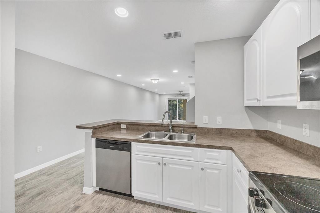 В аренду: $2,300 (2 спален, 2 ванн, 1064 Квадратных фут)