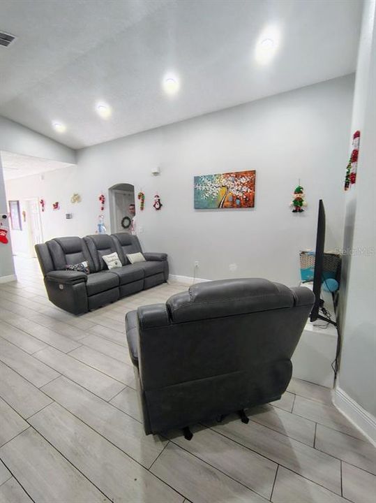 待售: $325,000 (4 贝兹, 2 浴室, 1914 平方英尺)